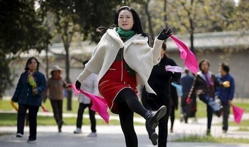 广场舞|坚持跳广场舞的大妈们,身体越跳越好了吗,一起来了解下