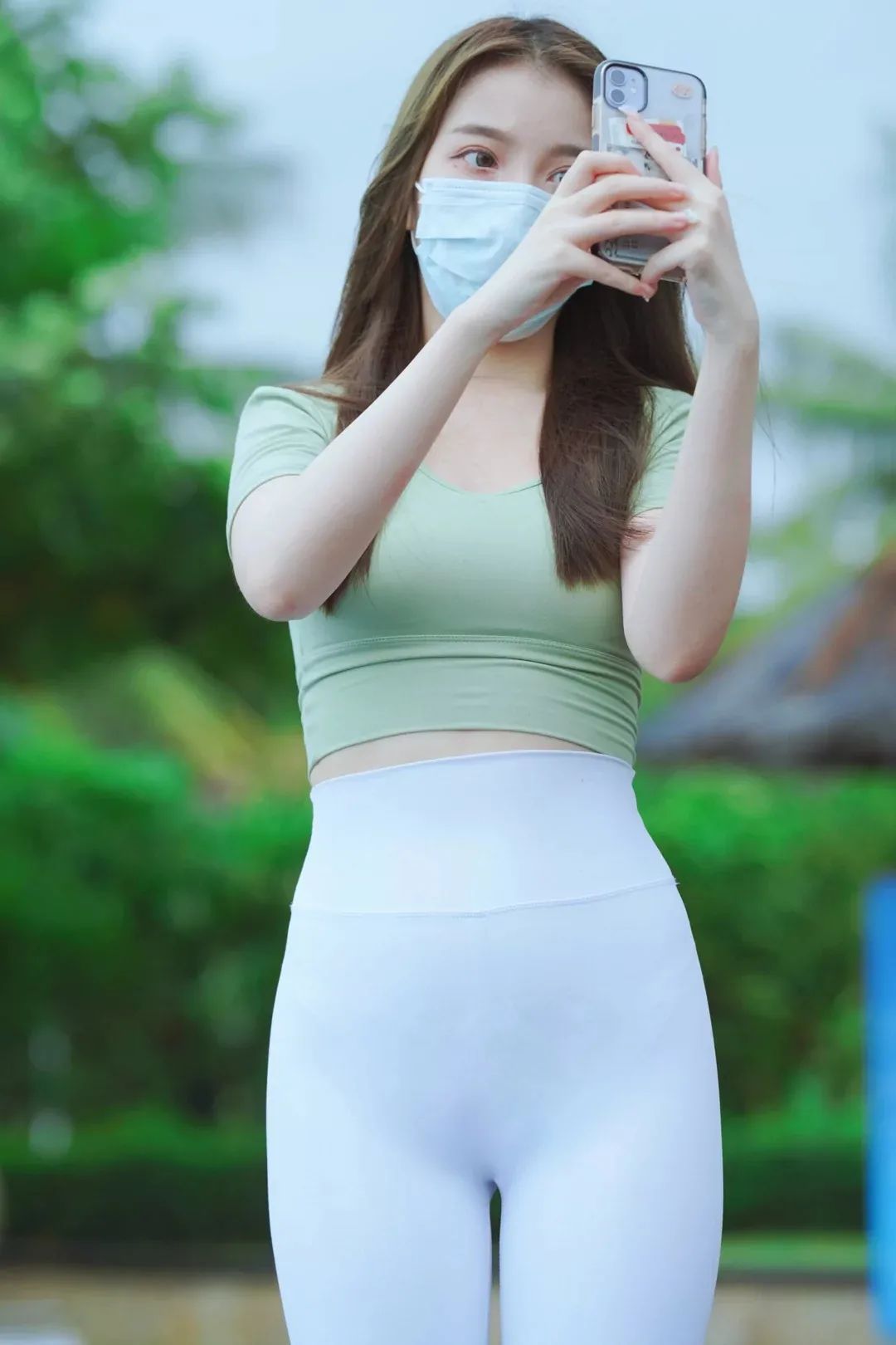 小姐姐 白色瑜伽裤搭配运动鞋,苗条身材完美展现