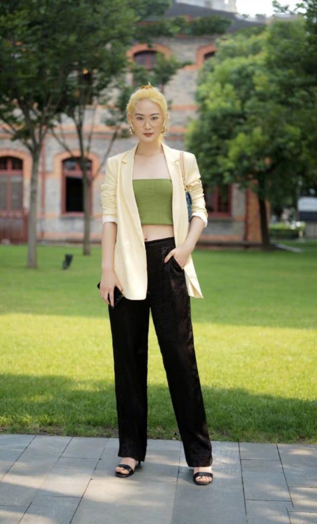 街拍|街拍:美女身穿米黄色西装搭配休闲裤,简约风格装扮出的自然美感