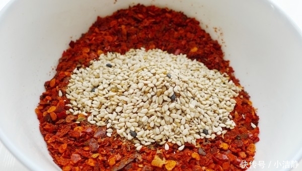 辣妹子|做辣椒油时,直接淋油就错了!大厨教你正确做法,辣椒油香辣红亮