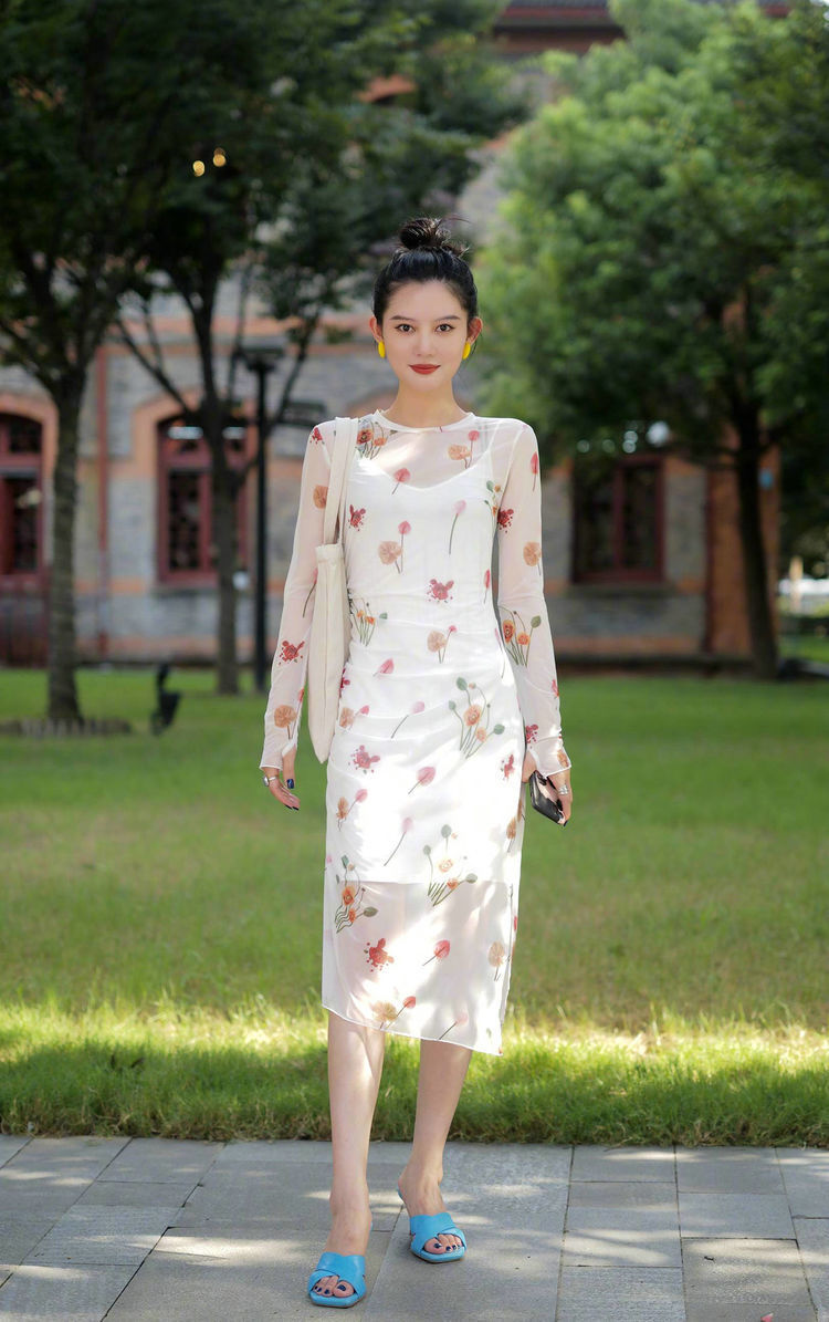 洋气|美女身穿白色连衣裙，不同颜色的印花图案，显得非常洋气