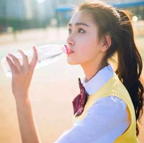 小学妹别再扎“低马尾”了,现在流行“青春马尾”,当心校草主动撩