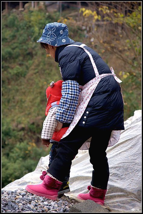 医生|婆婆每天给宝宝把尿，医生看了摇头：“把尿”祸害了太多的孩子