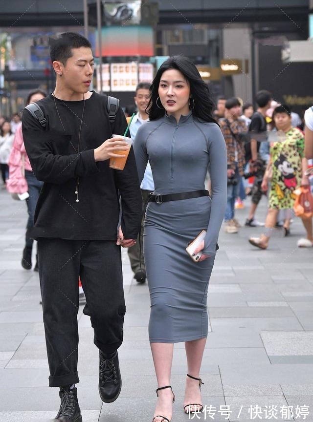 穿搭|中间色系的连衣裙，不需要任何装饰，就能彰显温柔典雅的轻熟风格