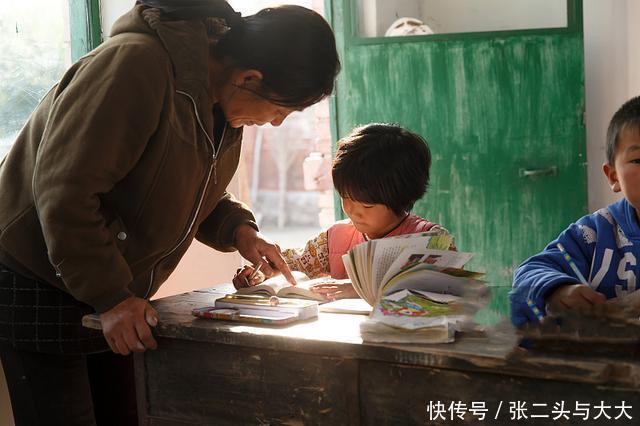 官宣教师年平均工资9.8万，实际月平均工资4324.61元，太真实了