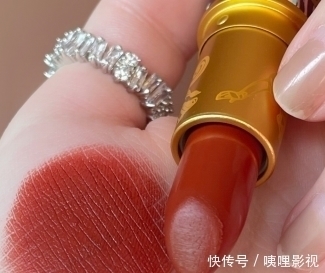 谁说冬天一定要涂红棕色？这几款口红，也能让你美到没朋友