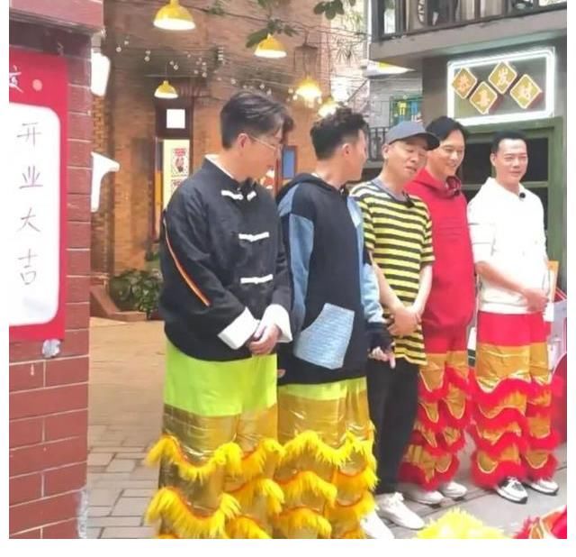 《大灣仔的夜》開業(yè)路透？陳小春站C位，張智霖笑容靦腆被贊靚仔