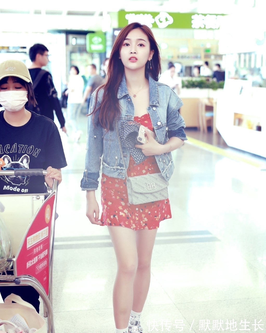 大长腿|吴宣仪可真会穿,修身吊带裙配黑色短靴,秀“漫画腿”强势吸睛