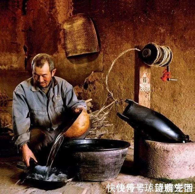 集韵|搲,这个字《新华字典》中查不到,但几乎人人都在用、都在说