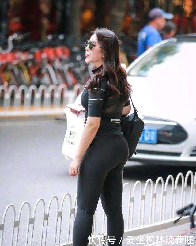 穿搭 自然随性的打底裤穿搭更显大气时尚感,百搭耐看又大方,略显低调!