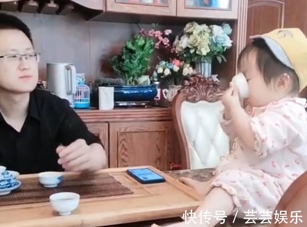宝爸|萌娃喝茶喝上了头,和爸爸不停地“碰杯”火了,网友:像老友叙旧