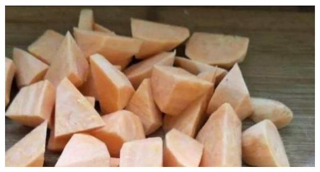 做拔丝地瓜时,切记不可直接下锅炸!厨师教你多1步,拔丝又酥脆