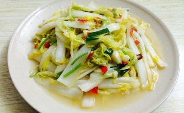 炒白菜时，多加这一步再下锅炒，不出水，比饭店炒出来还好吃