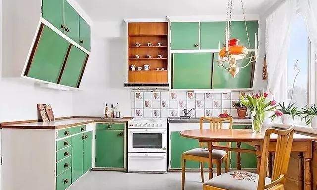 小灵儿|头次见厨房这么设计的,斜面吊柜+壁龛太实用了,赶紧学起来