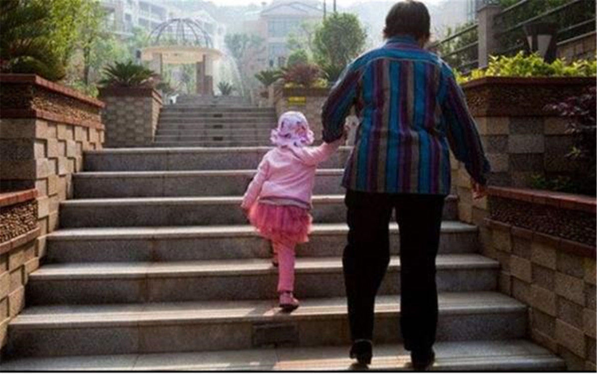 孩子|90后夫妻不懂避孕，5年连生3娃，“多子”真的多福吗？