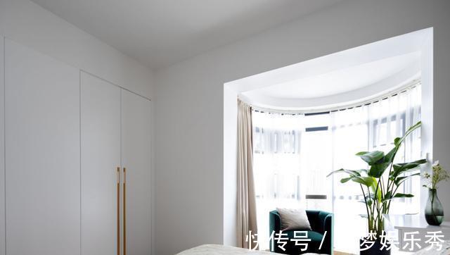 实用|越来越多人给客厅设计柜子，沙发离墙摆放后，真的超实用