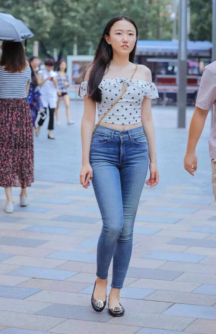 街拍小姐姐颜值不算高,一字肩牛仔裤穿搭也很迷人
