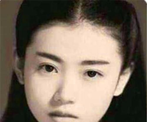 满天飞|她让无数男子痴迷,每天的情书满天飞,百年后才知她是男儿身