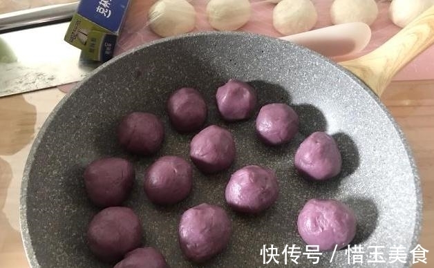 面包机|日式香芋饼,蒸完揉成泥,裹上面粉压成型,还用得着去买?