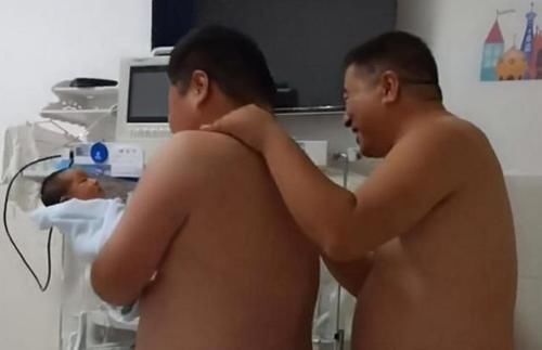 爸爸|爸爸和舅舅抢着抱宝宝走红,像极了猪八戒看人参果:越看越喜感