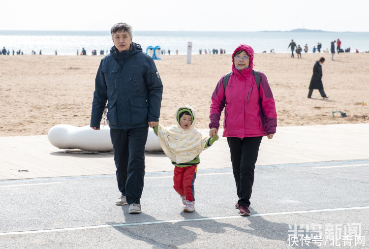 中年|海边撒欢儿！青岛石老人海水浴场人们尽享休闲时光