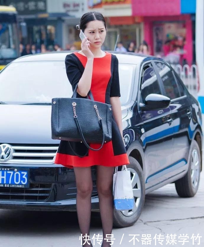 美女脚上搭配一双裸色的尖头高跟鞋,看上去有一种延伸的视觉效果