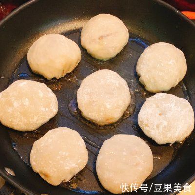 好吃不胖!一口酥脆还爆汁的鸡胸肉小馅饼