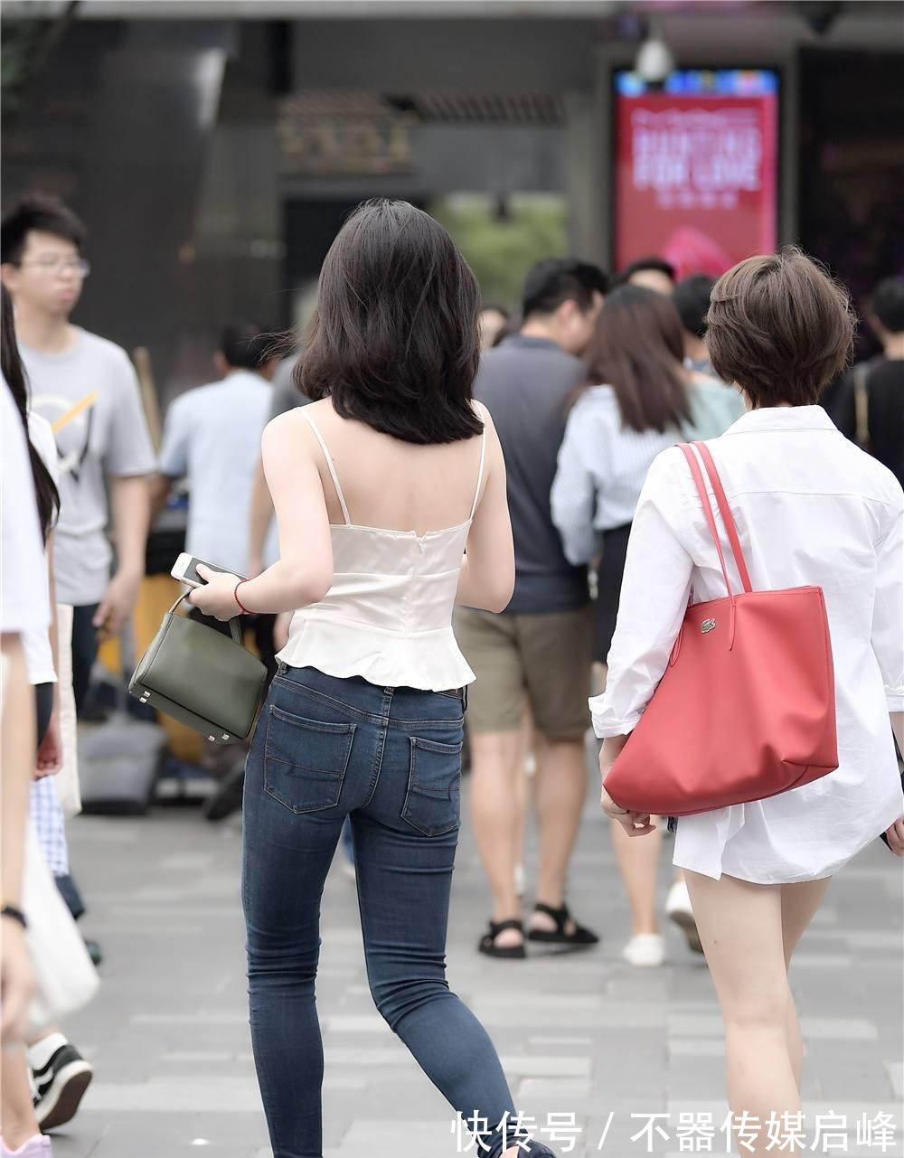 凉鞋 紧身牛仔裤,搭配细跟凉鞋,简约的秋季搭配