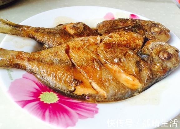 鱼皮|不管煎啥鱼,最忌直接放盐,再加“这2料”,肉质鲜嫩细腻特完整