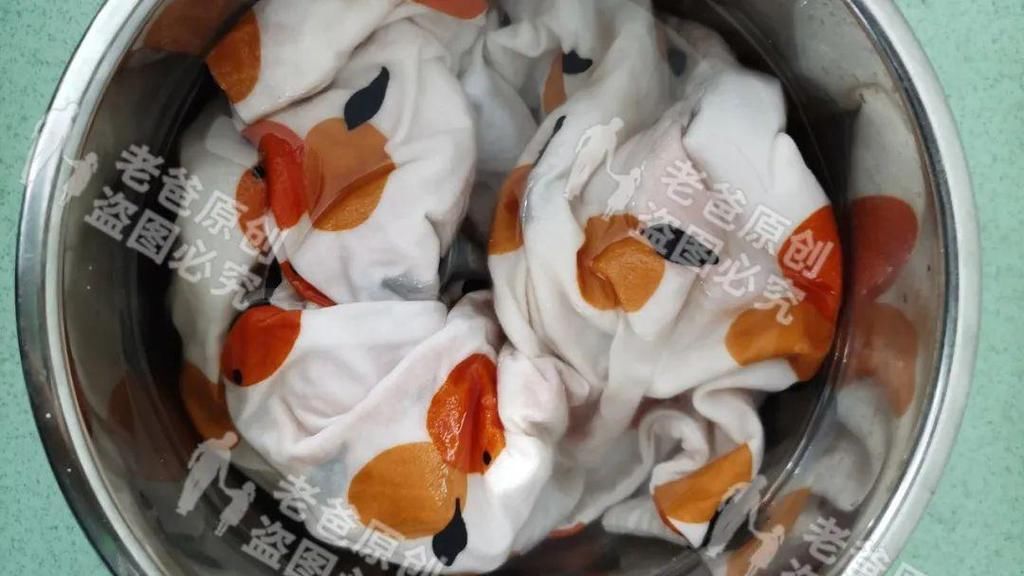 枕套发黄了别急着扔！两个小妙招，教你快速变白！