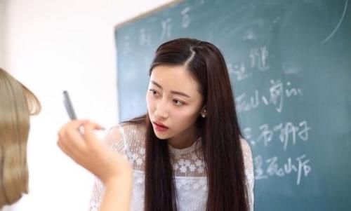 大学女教师因“明星脸”走红，引家长担忧，网友直言毕业早了！