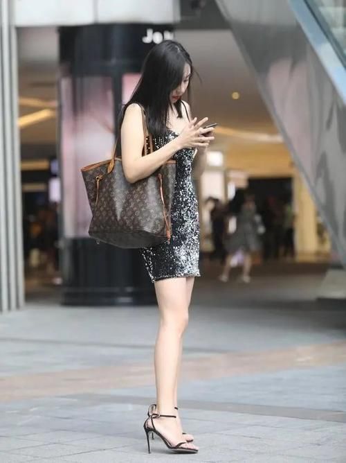 吊带裙 亮片吊带裙真的很耀眼，想要展示身材的一定要试一下，绝对给力！