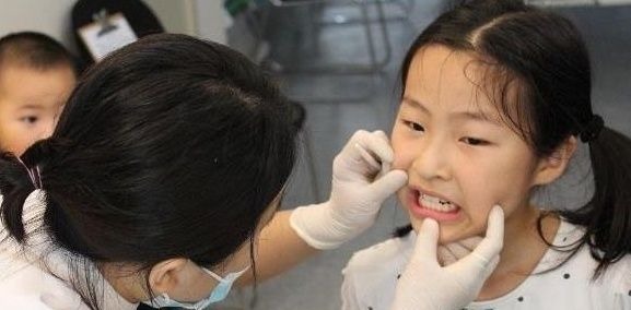 女孩|孩子几岁开始换牙，属于发育正常？男孩和女孩有什么区别？