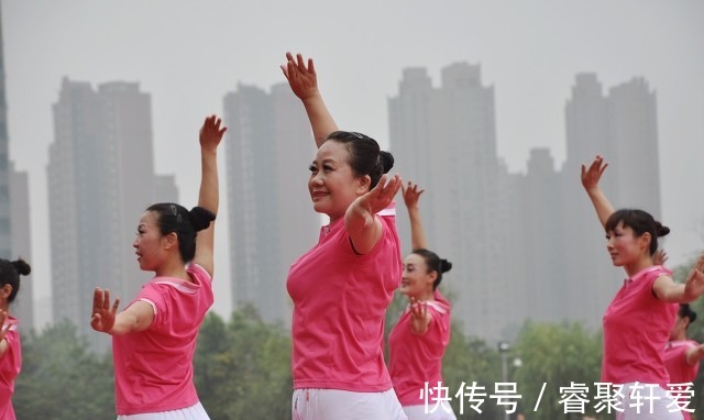 舞步|为什么奉劝老人不要去跳交谊舞?60岁阿姨坦言:交谊舞害人不浅