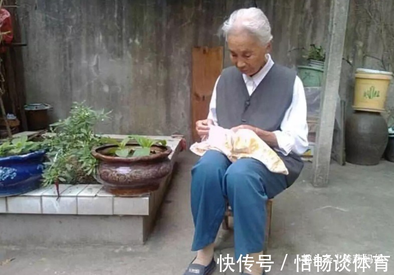 孩子们|老了想活得有尊严,3种东西别交给子女,是对自己的人生负责