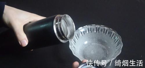 保温杯脏了不好洗？教你用一秘招，洗完就和新买的一样干净，很实用
