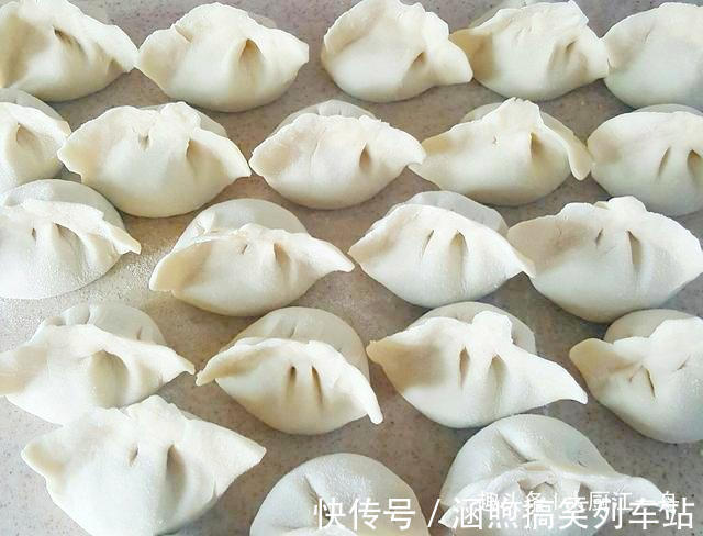 传统节日|煮饺子时，先下锅煮就错了！多加这一步，饺子口感鲜嫩不破皮