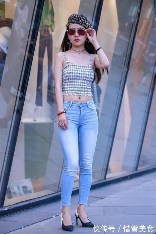紧身牛仔裤 时尚小姐姐穿浅色紧身牛仔裤,复古的穿法,更能展现出个性时尚