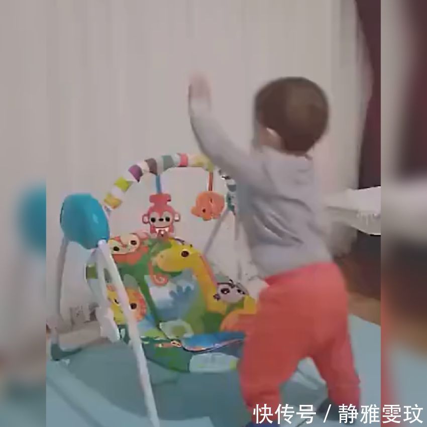 技能|萌娃因自己哄自己睡觉火了,网友这可是高级技能,赶紧学起来