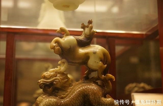 整理|他在姨妈临终时获得藏宝图,花了十年整理宝藏,却捐给国家6万件