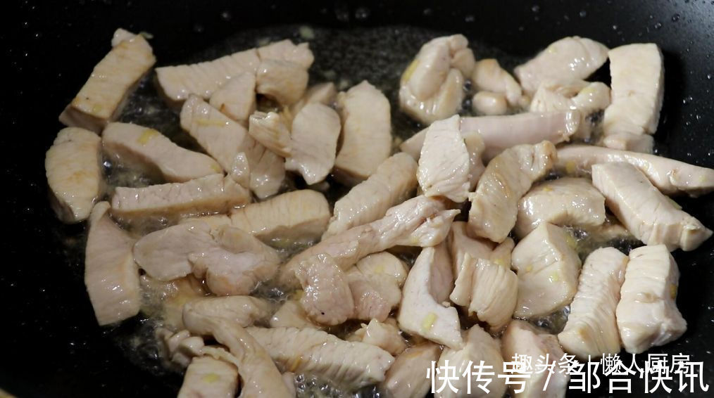 不需要腌制，不加淀粉，教你香辣鸡胸肉的做法，鸡肉干香有嚼劲