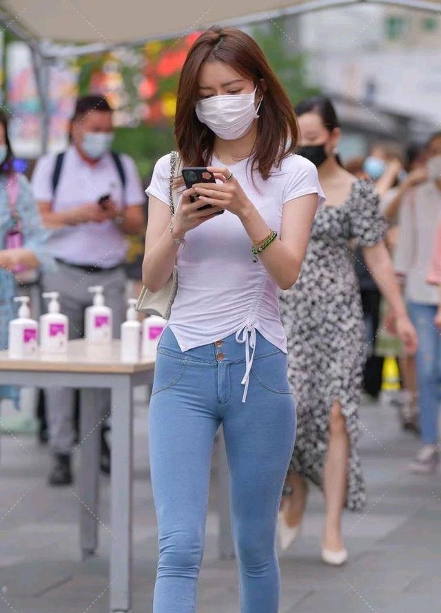 非对称 非对称设计的抽绳短袖，搭配紧身牛仔裤，时髦个性还不失女人味！