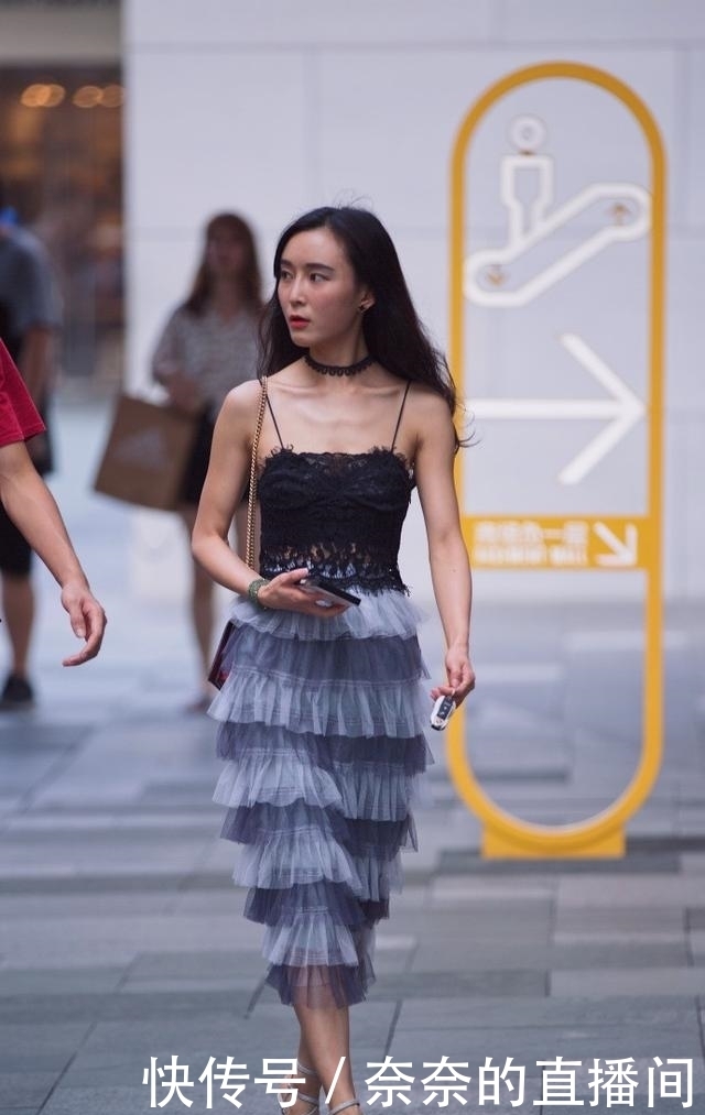 小姐姐迷彩短款搭配白色灯笼裤，整体穿搭化繁为简，与众不同