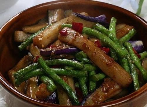 炒茄子时，只泡水是不行的，多加“这一步”，口感好还不油腻