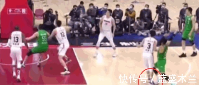 三分球|惨烈!郭艾伦扭伤被搀扶下场治疗,威姆斯肘击韩德君面部引发冲突!