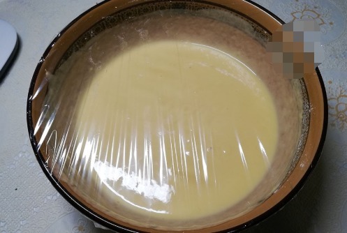 玉米面独特做法,开水一烫,手不沾面,加2个鸡蛋,营养又健康