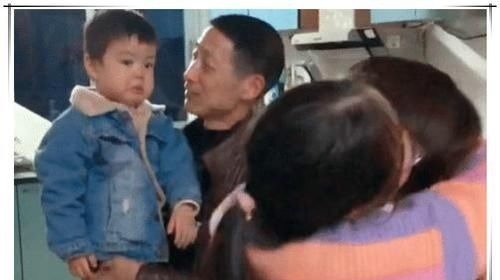 小宝|“吃醋宝宝”走红,只因妈妈多抱了一会姐姐,网友太委屈