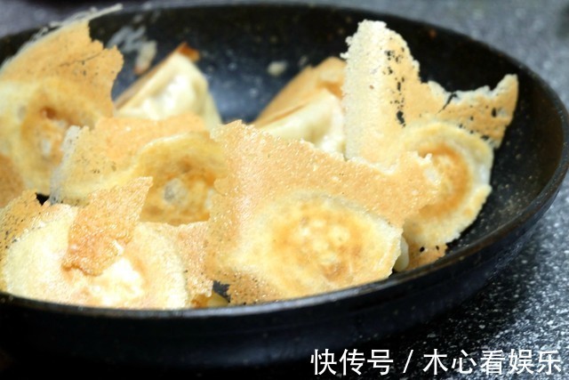 饺子别再煮了，试试这个做法，面粉水比例调配好，冰花又焦又脆！
