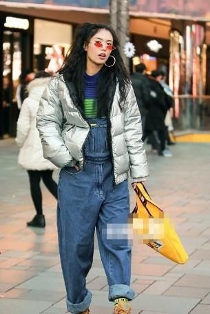 路人街拍,小姐姐蓝色西装外套搭配黑色短裤,充满干练的女人味