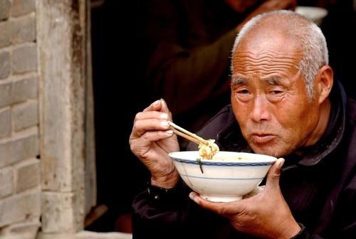  也许|3个看似“养生”的习惯，也许是老年痴呆的源头，劝你趁早改